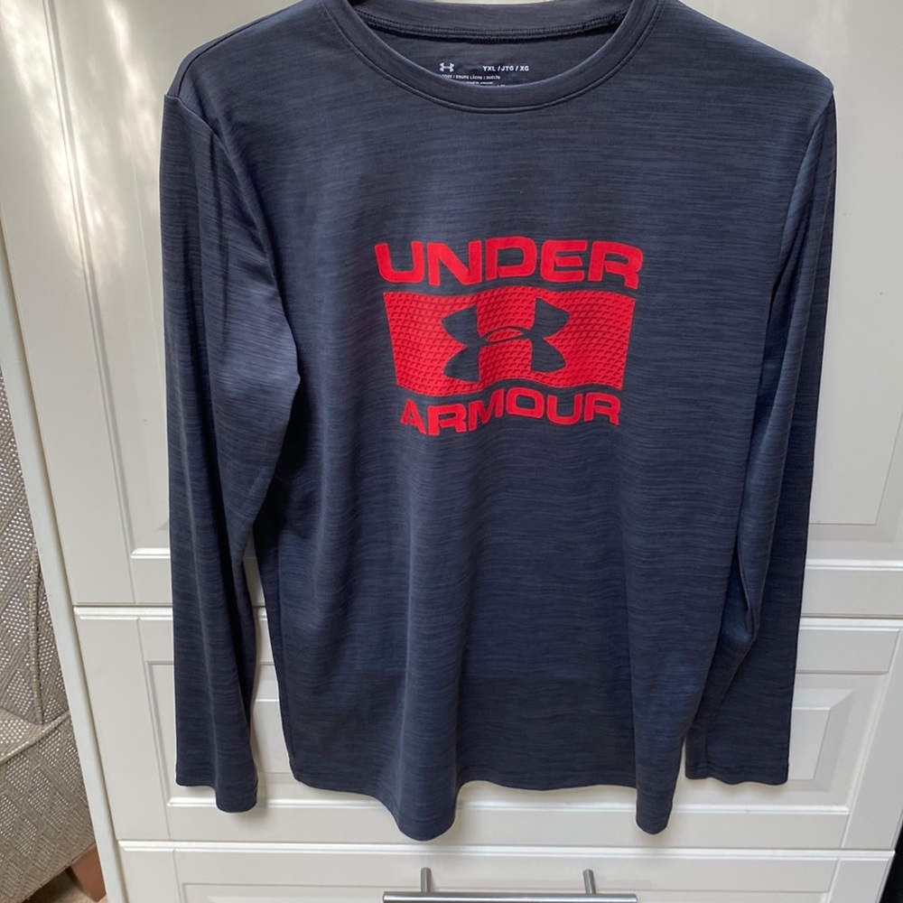 Under Armour- long sleeve T-shirt